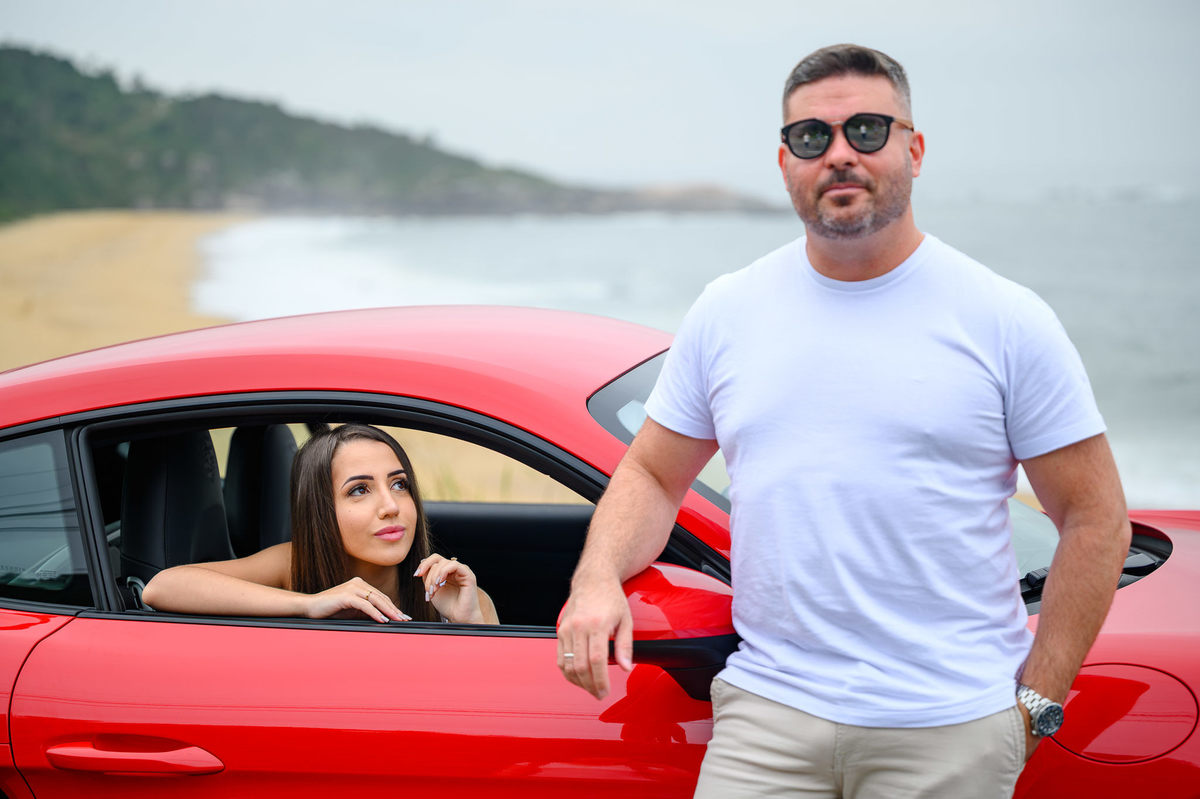 Ensaio pré-wedding na Praia de Taquarinhas em Balneário Camboriú com carro esportivo ao amanhecer