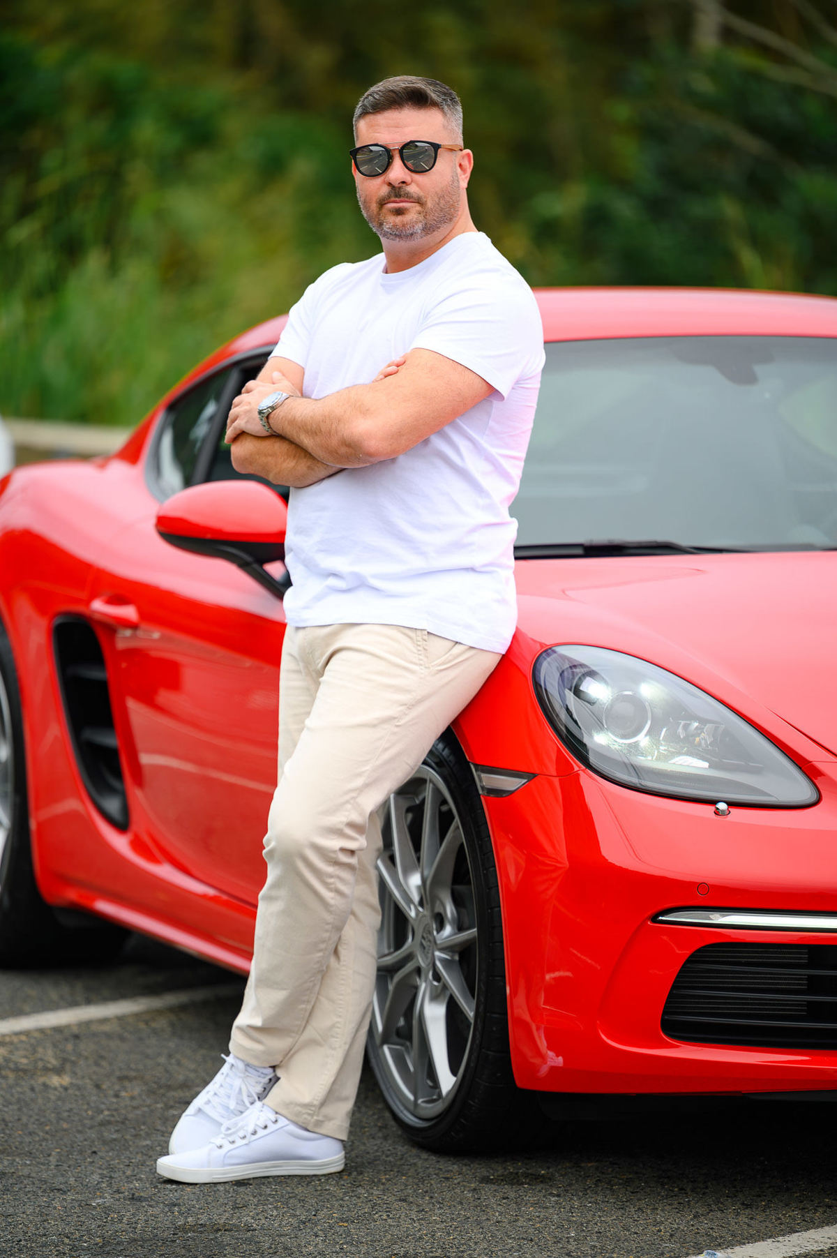 Ensaio pré-wedding na Praia de Taquarinhas em Balneário Camboriú com carro esportivo ao amanhecer