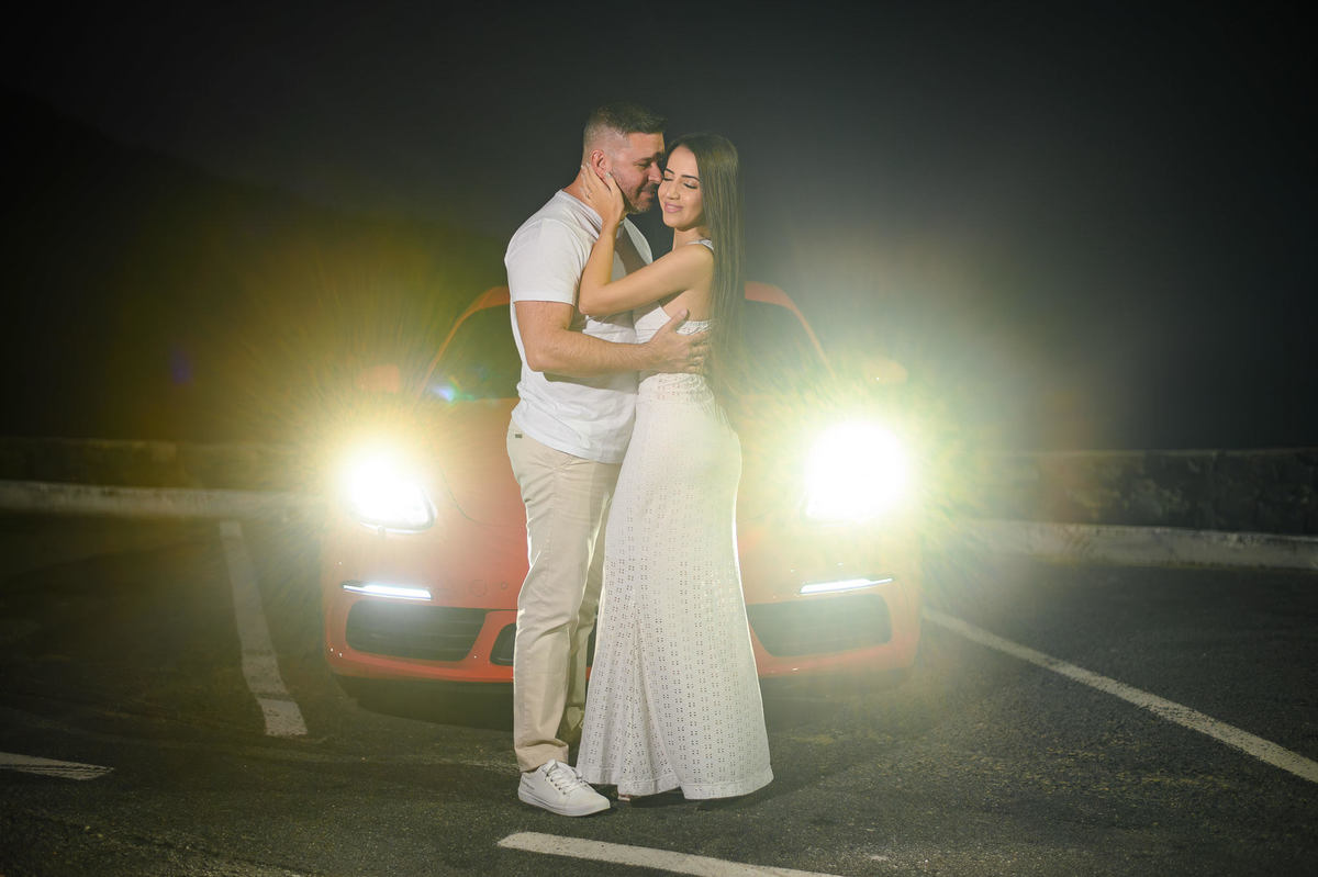 Ensaio pré-wedding na Praia de Taquarinhas em Balneário Camboriú com carro esportivo ao amanhecer