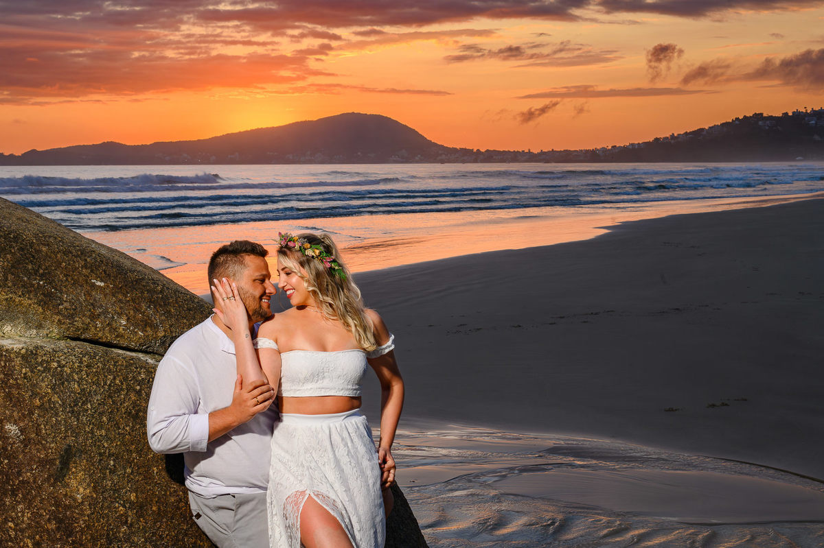 Casal em ensaio pré casamento na praia em Bombinhas Santa Catarina