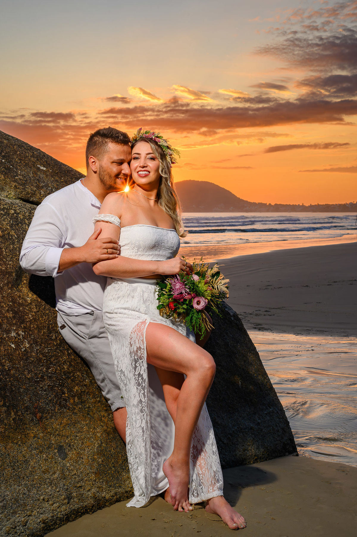 Fotógrafo pré casamento registrando casal na Praia de Bombas em Bombinhas