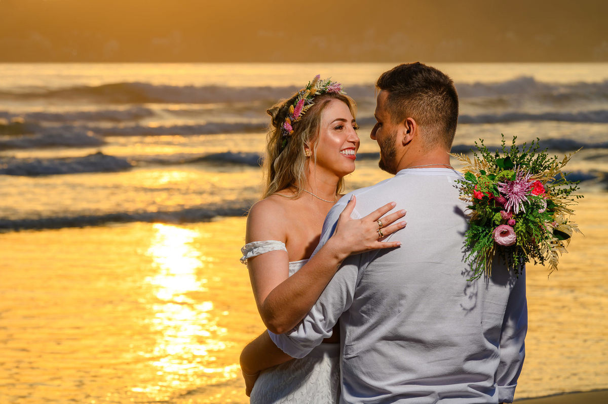 Ensaio pré wedding na praia com luz do amanhecer em Bombinhas SC