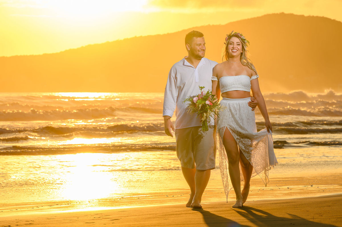 casal andando na beira do mar em bombinhas SC durante ensaio pré wedding