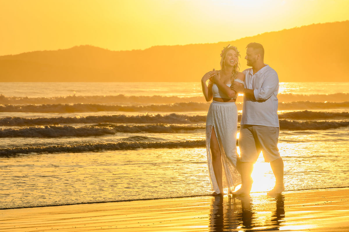 casal caminhando na beira do mar em bombinhas SC durante ensaio pré wedding