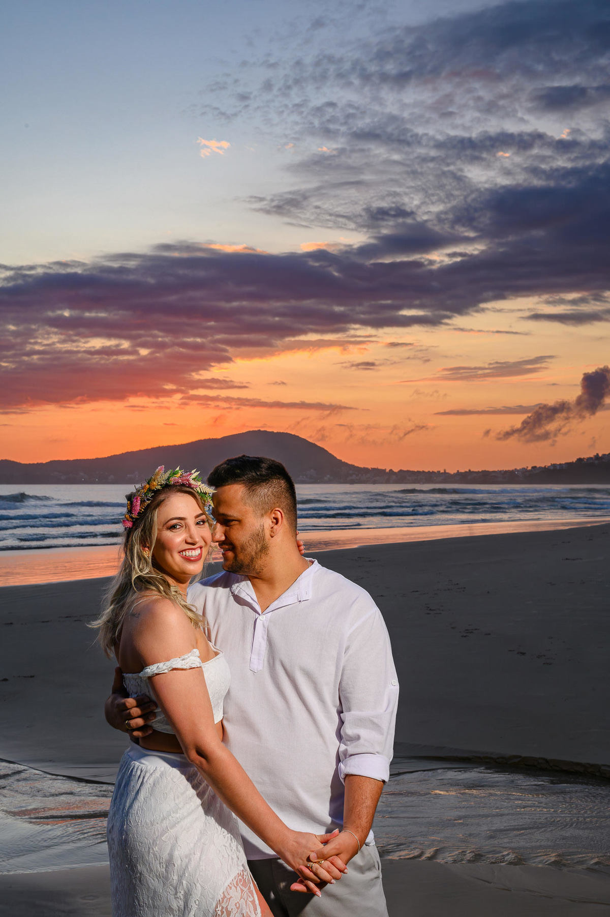 ensaio pré casamento na praia com noiva olhando para a câmera e sorrindo