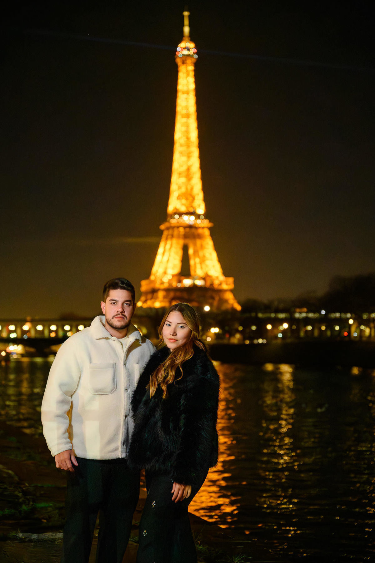 Ensaio de casal em Paris com a Torre Eiffel iluminada à noite