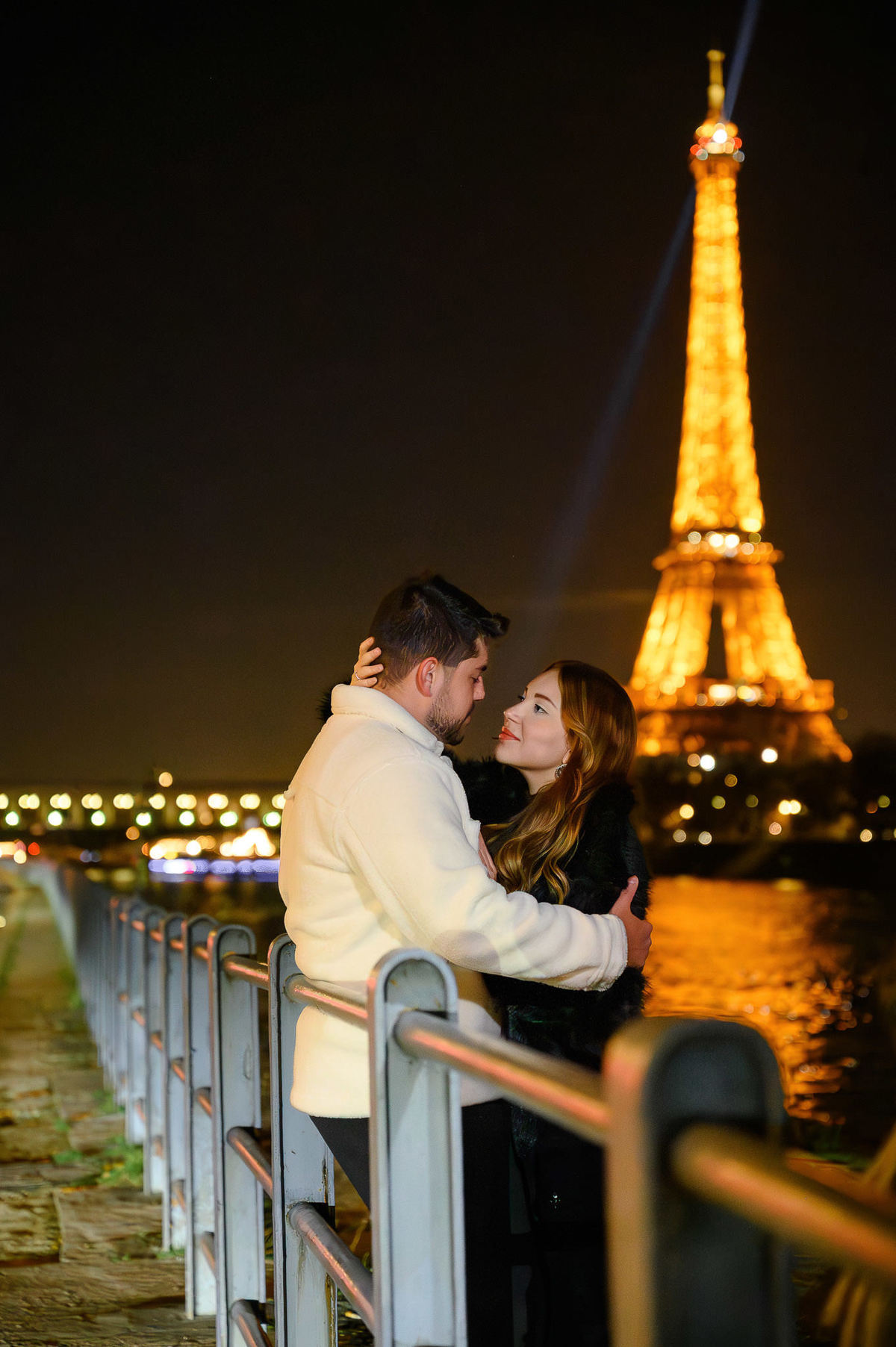 Fotografia pré-wedding internacional em Paris com casal em frente à Torre Eiffel