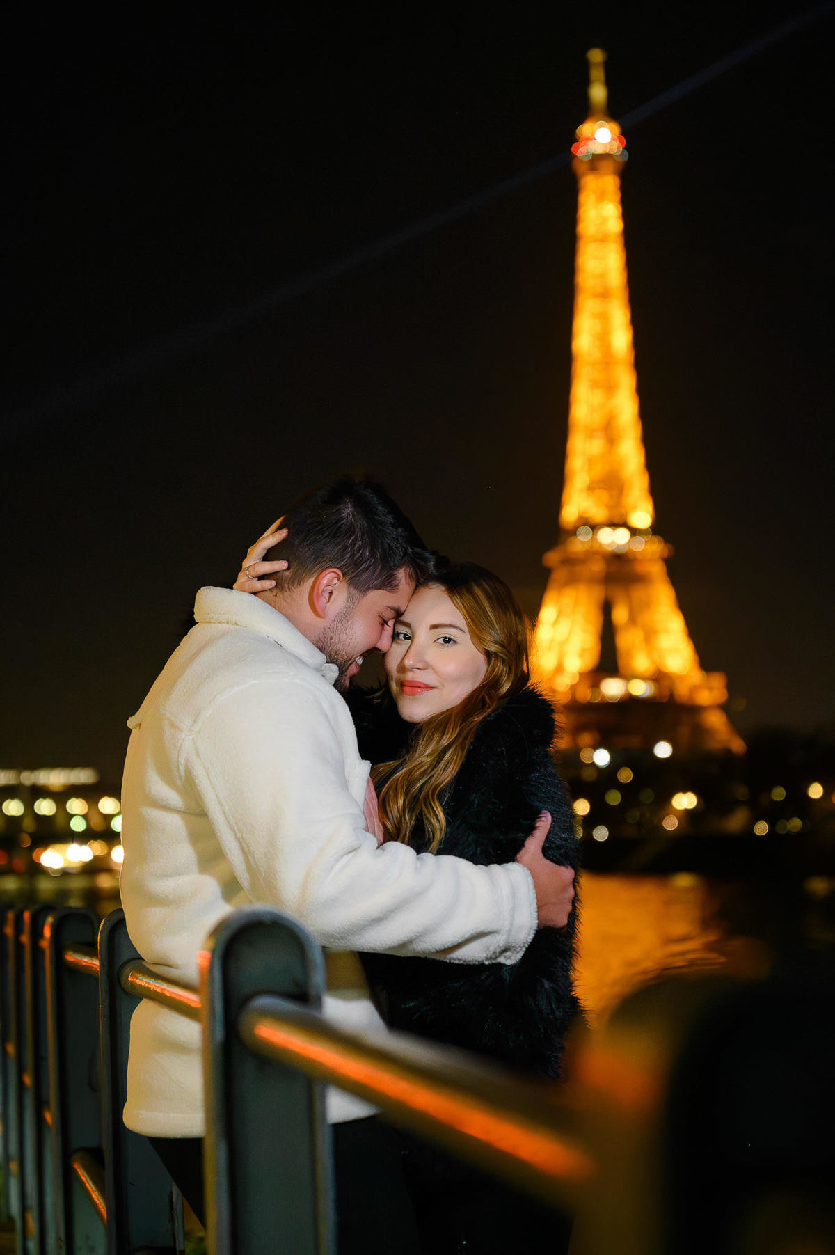 Pré-wedding em Paris com estética cinematográfica e iluminação noturna