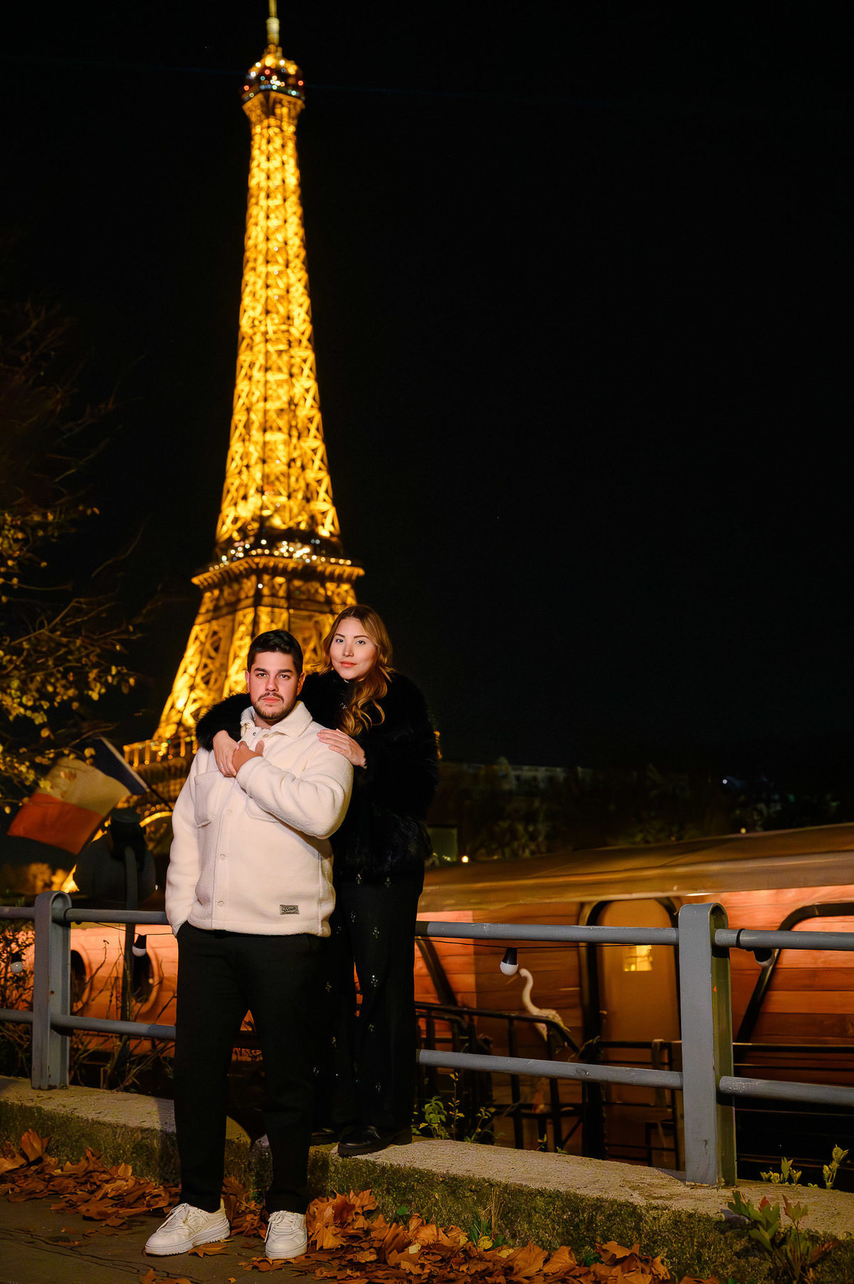 Pré-wedding em Paris com estética cinematográfica e iluminação noturna