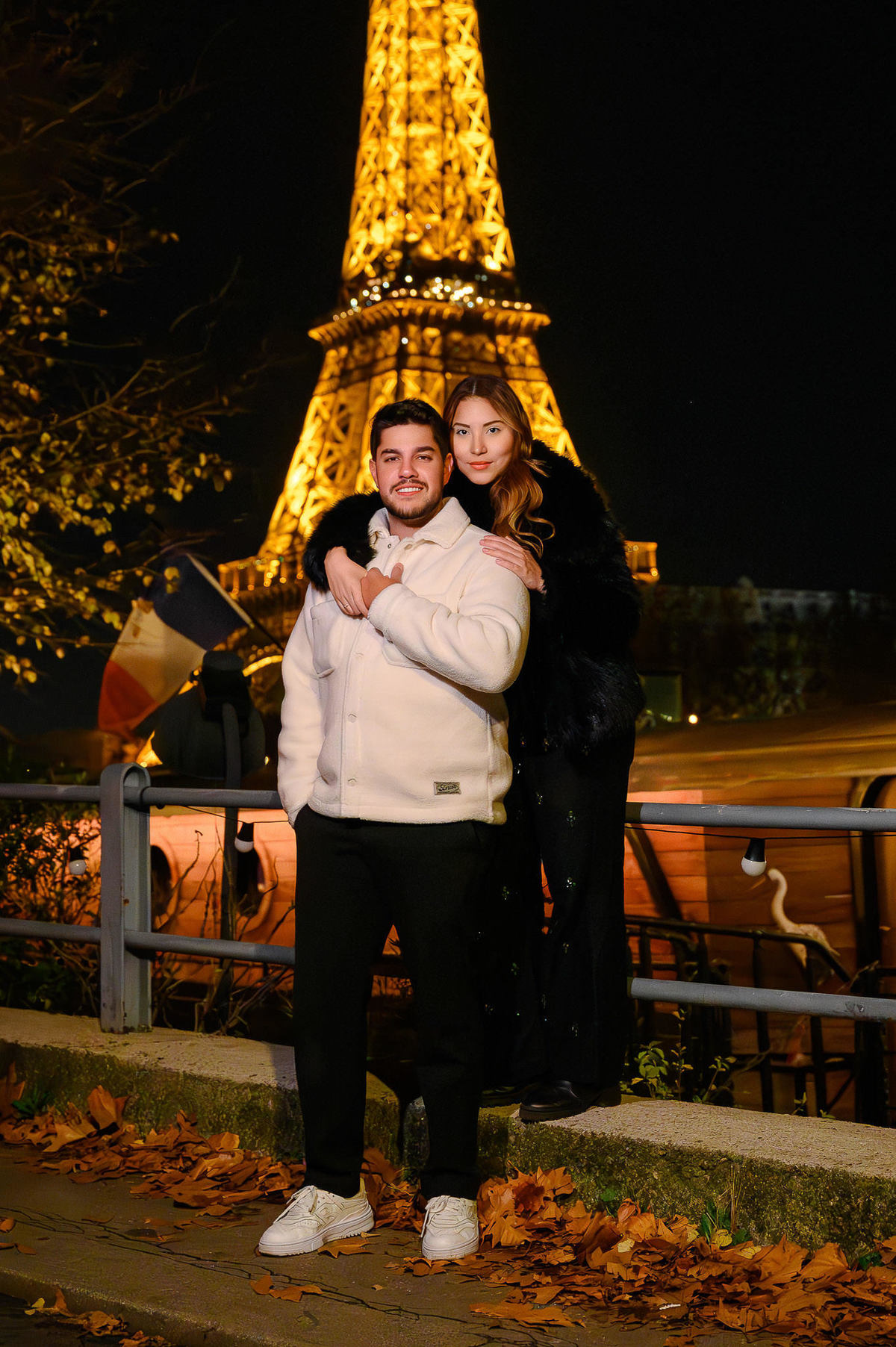 Fotografia de casal na França com a Torre Eiffel iluminada