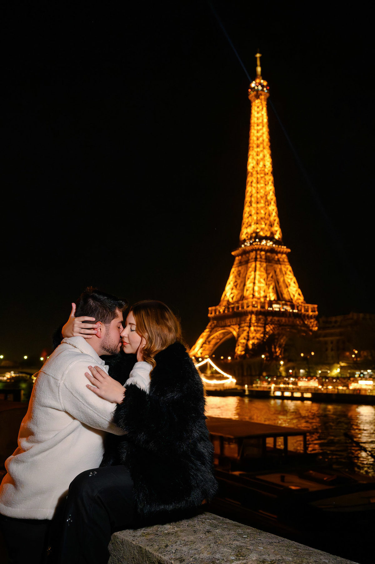 Fotografia de casal na França com a Torre Eiffel iluminada