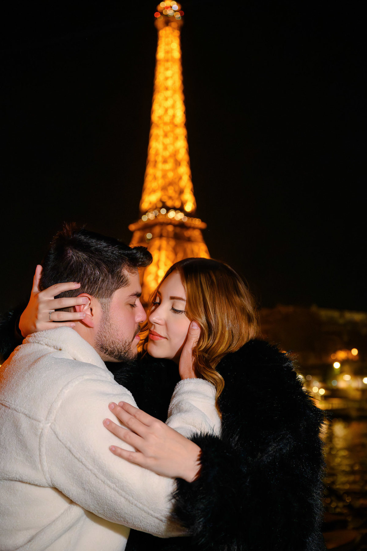 Ensaio de casal em Paris com a Torre Eiffel iluminada à noite