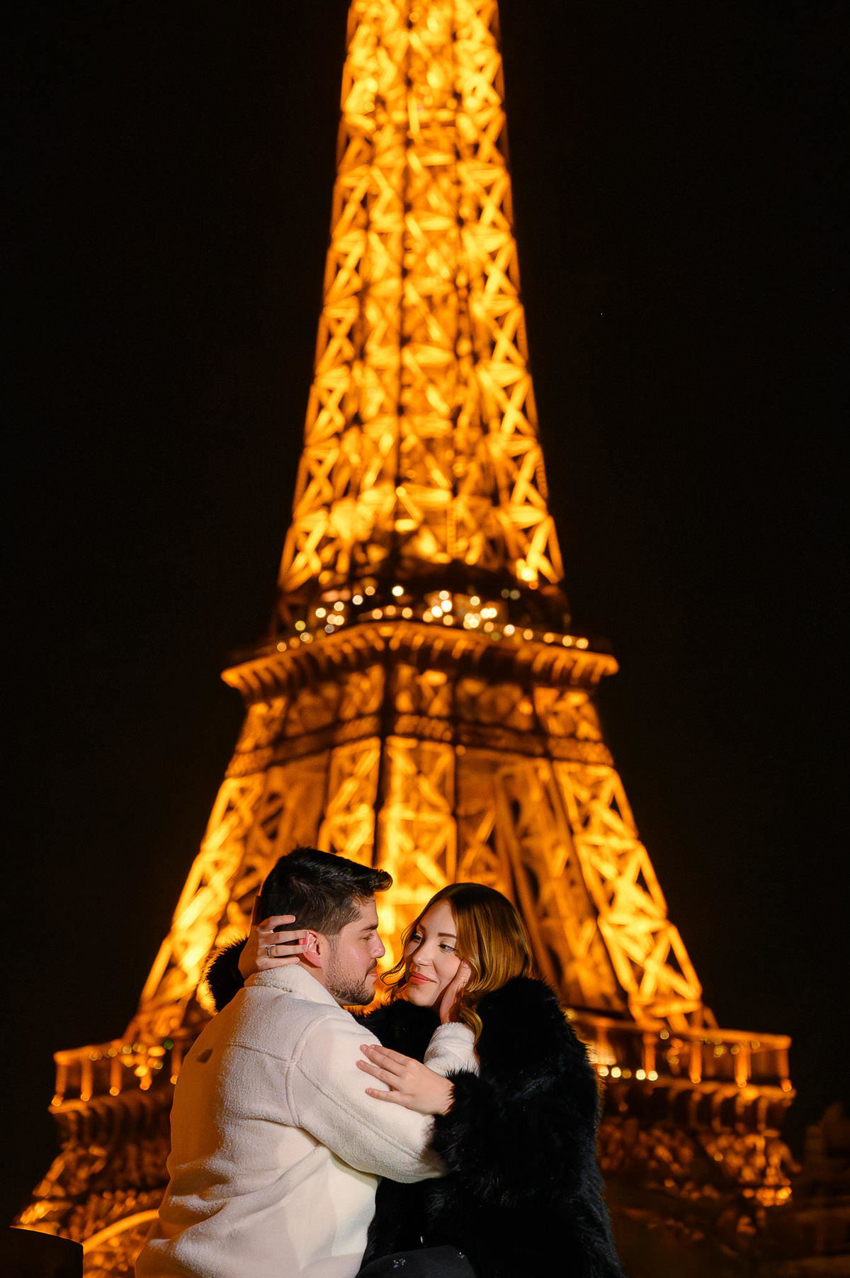 Ensaio de casal em Paris com a Torre Eiffel iluminada à noite