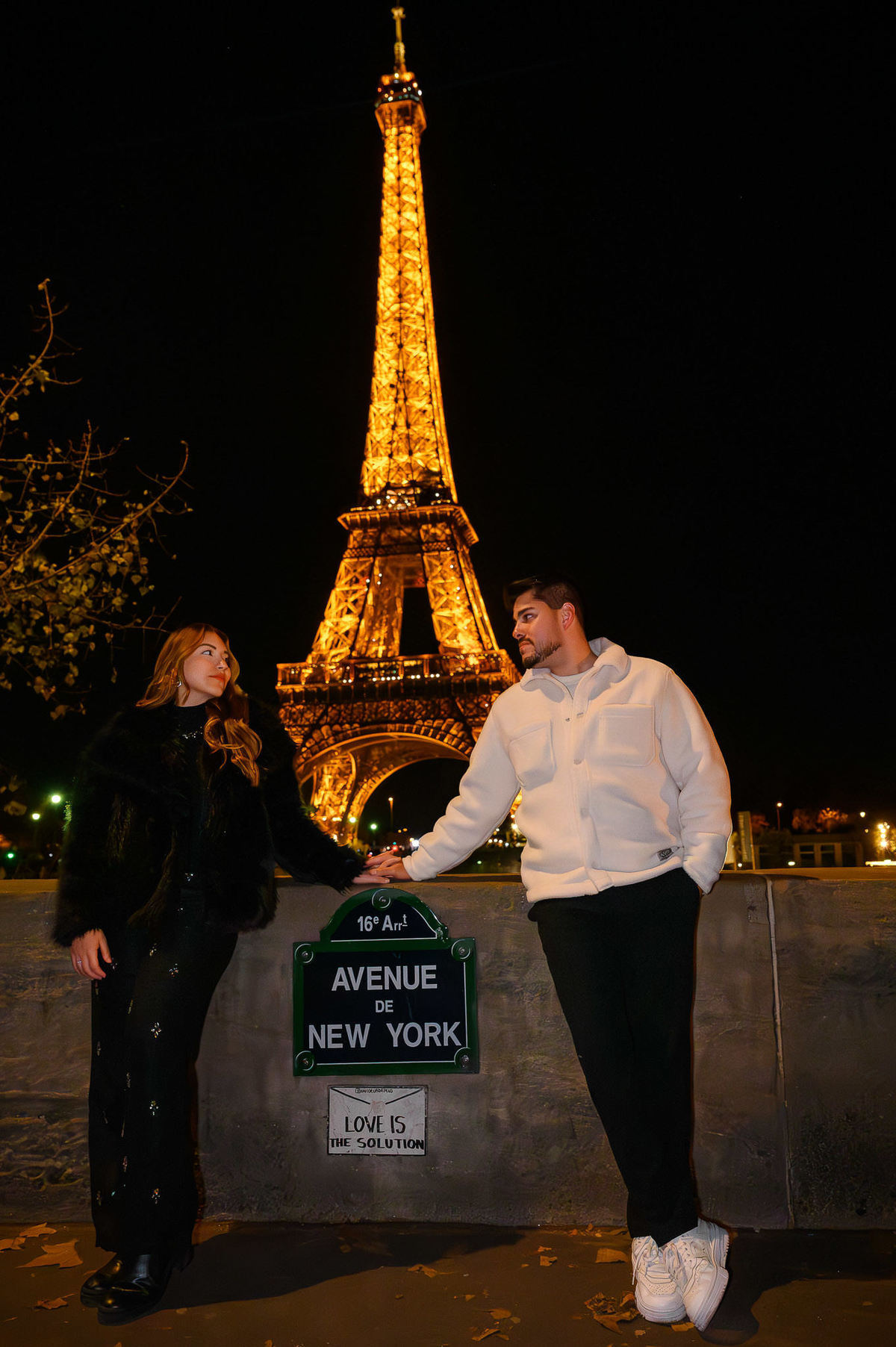 Fotografia de casal na França com a Torre Eiffel iluminada