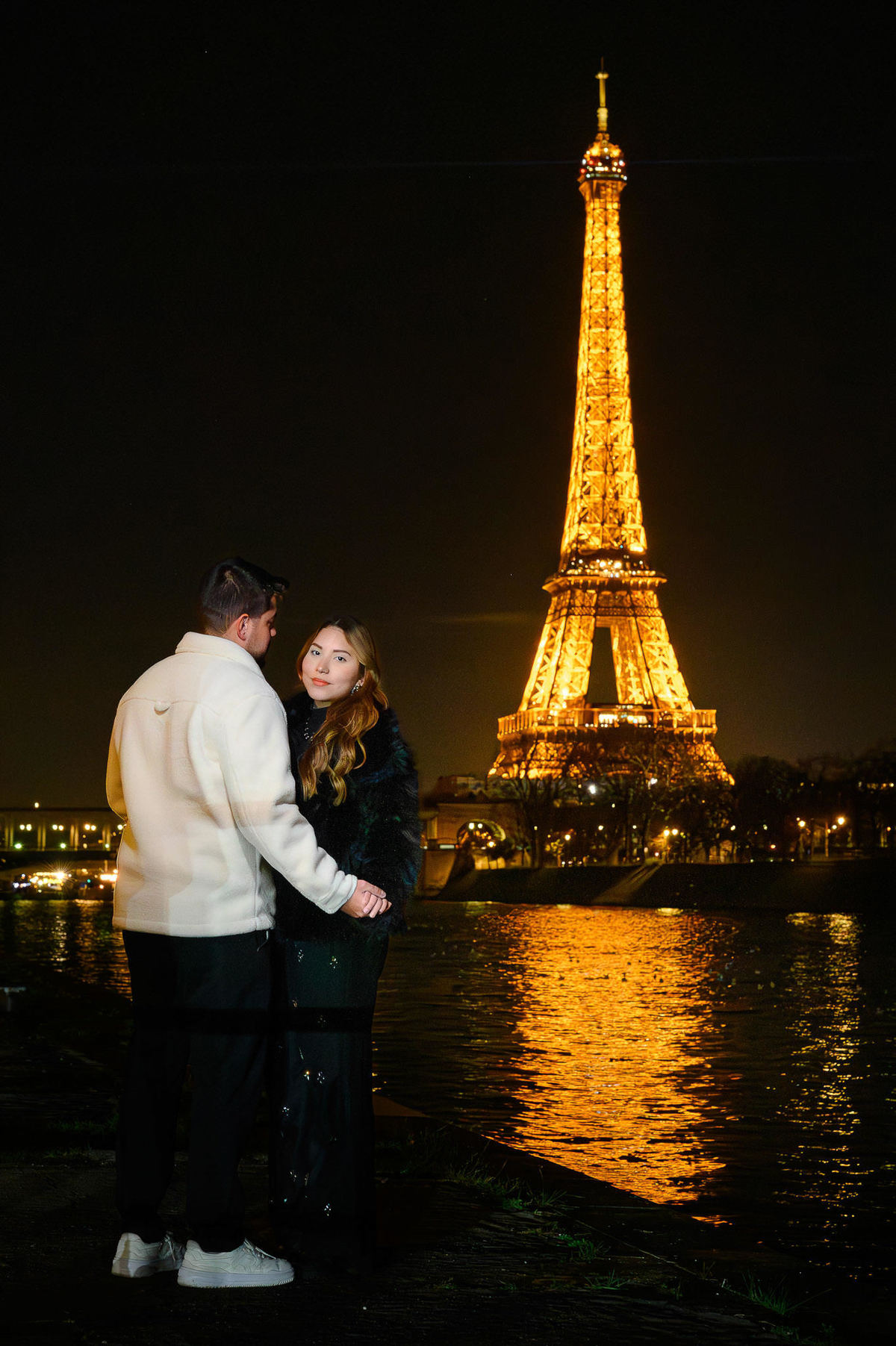 Ensaio de casal em Paris com a Torre Eiffel iluminada à noite