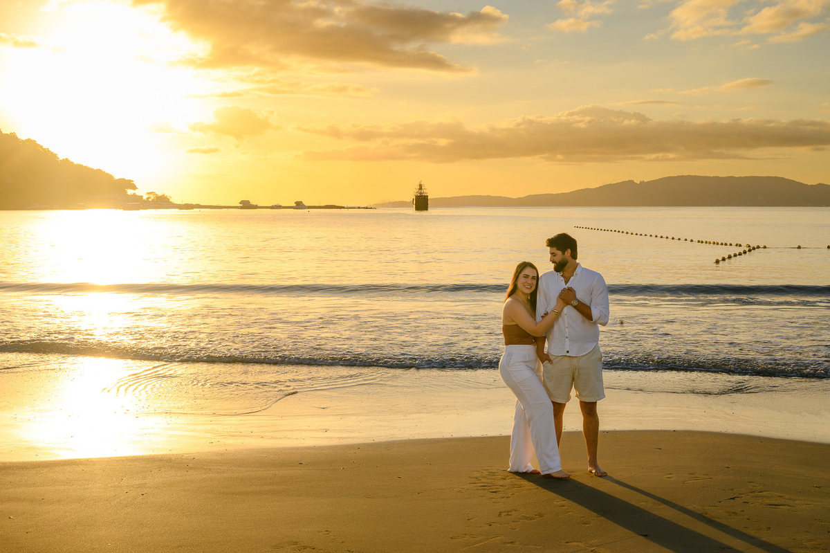 Sessão de fotos pré-wedding no Molhe Norte de Itapema com casal em clima descontraído