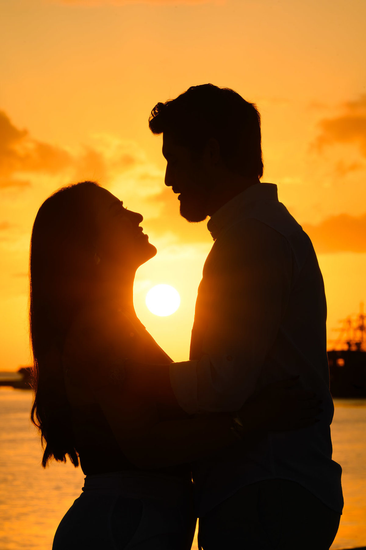 Ensaio pré-wedding de casal caminhando pela orla de Itapema, SC