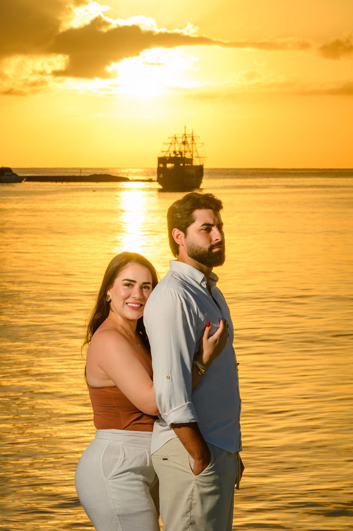 Foto de casal em Itapema com o mar ao fundo durante ensaio pré-wedding