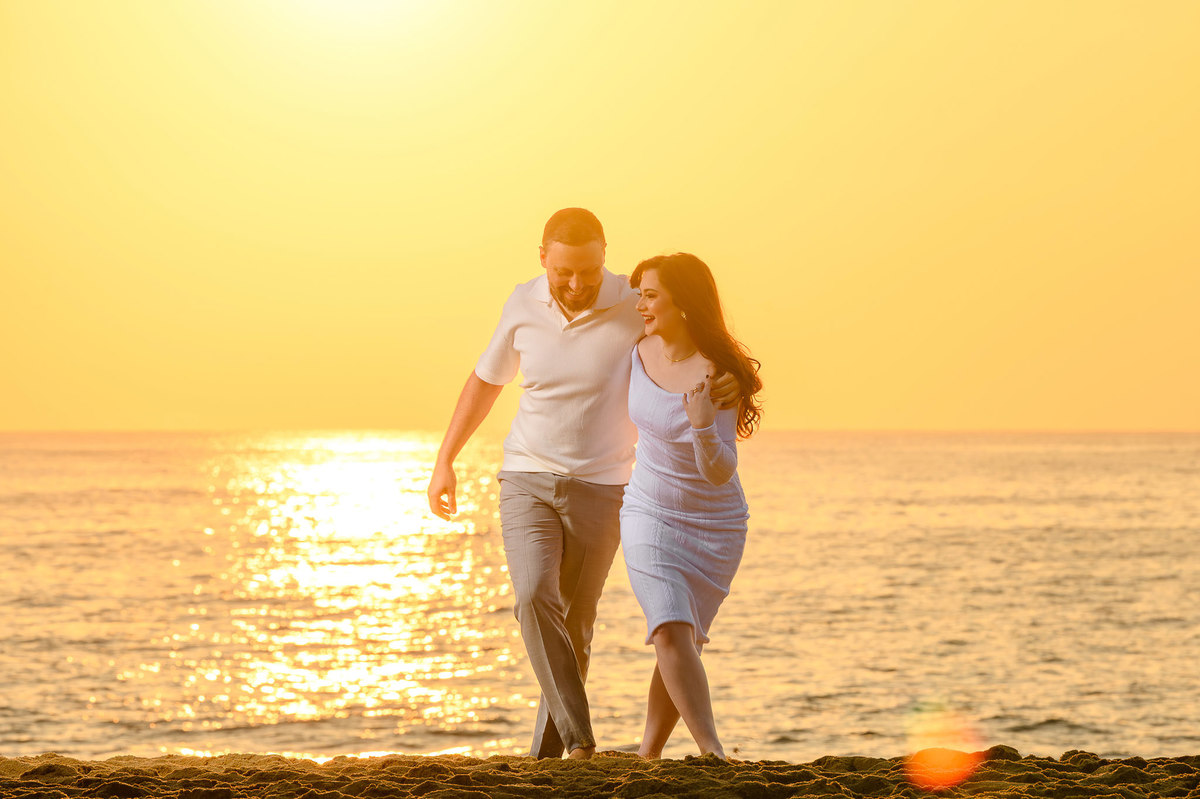 Ensaio pré-wedding na praia em Balneário Camboriú com nascer do sol refletindo no mar