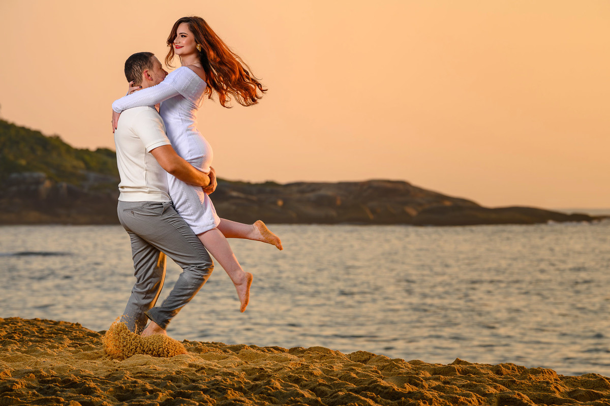 Ensaio pré casamento com casal se divertindo na praia em Balneário Camboriú