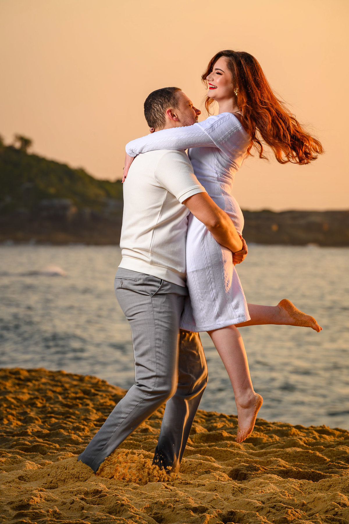 Ensaio pré-wedding na praia em Balneário Camboriú com luz dourada do amanhecer