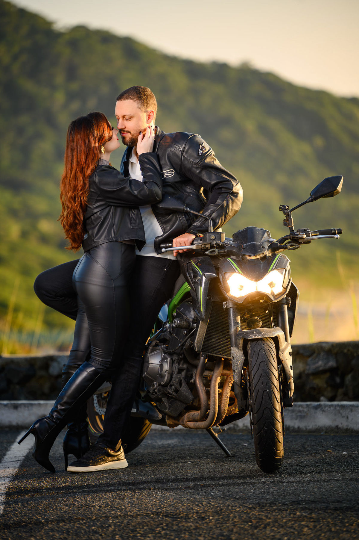 Ensaio pré-wedding com casal e motocicleta em Balneário Camboriú SC