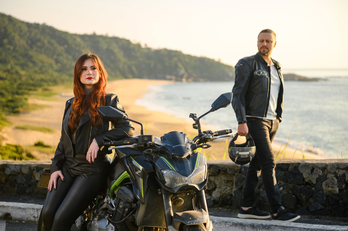 Ensaio pré casamento com casal de moto em cenário de praia em Santa Catarina