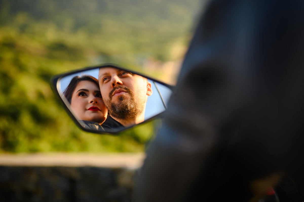 Reflexo do casal no retrovisor da moto durante ensaio pré-wedding em Santa Catarina