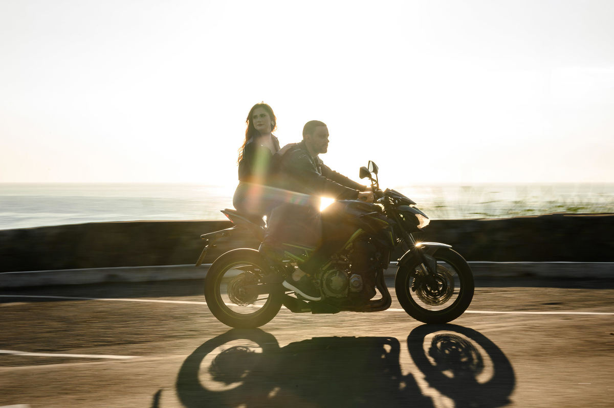 Ensaio pré-wedding com casal na estrada litorânea de Balneário Camboriú SC