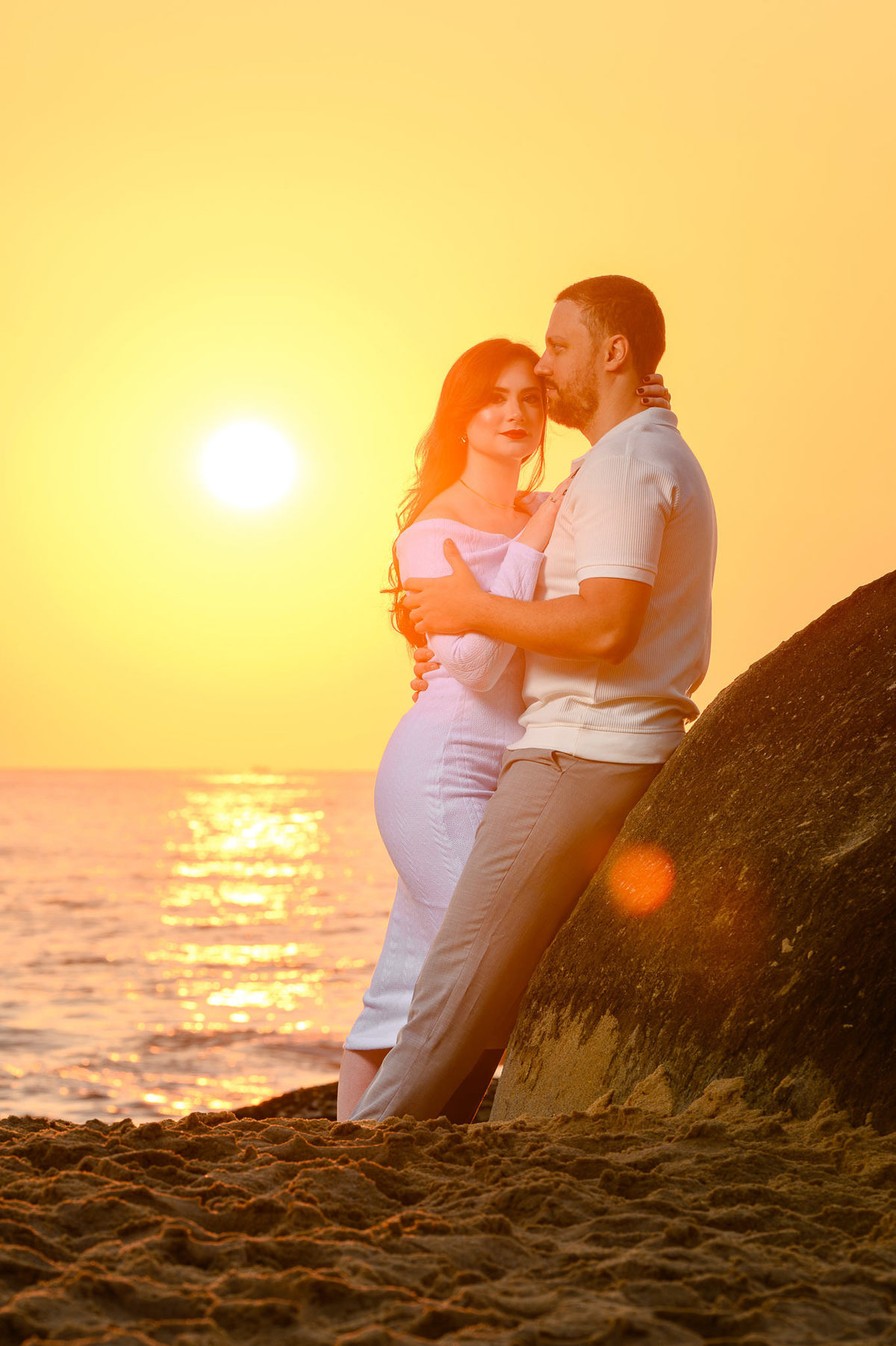 Casal abraçado em ensaio pré-wedding na Praia de Taquarinhas em Santa Catarina