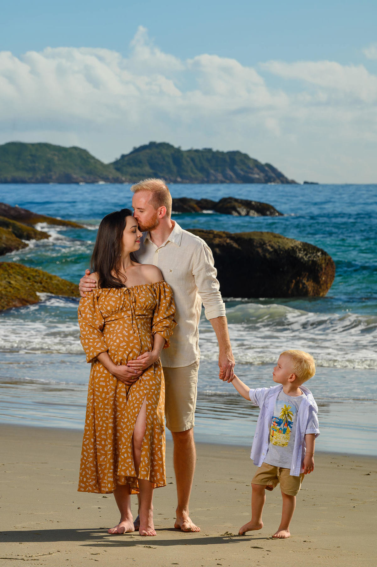 Ensaio gestante em Bombinhas SC com casal e filho mais velho na praia