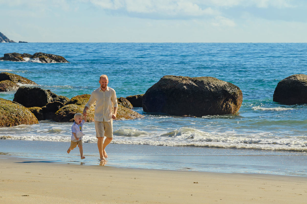 Ensaio gestante em Bombinhas SC com casal e filho mais velho na praia
