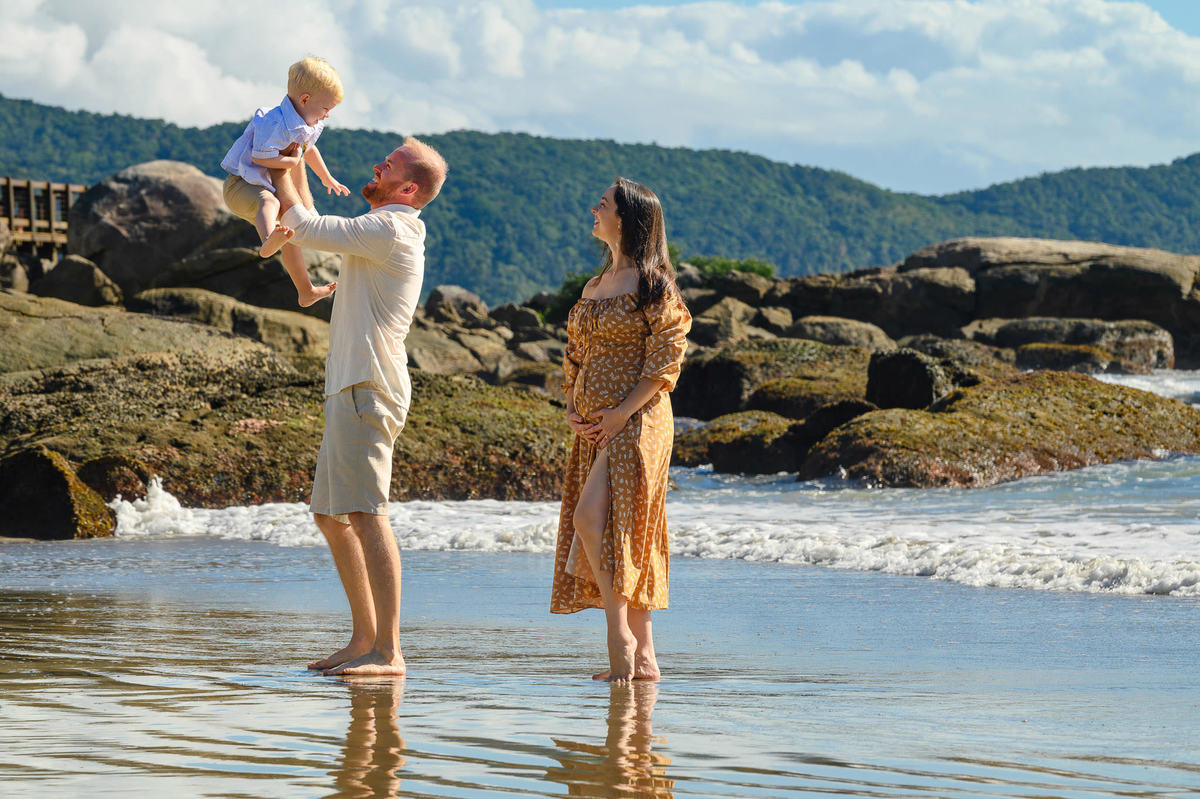 Ensaio gestante em Bombinhas SC com casal e filho mais velho na praia