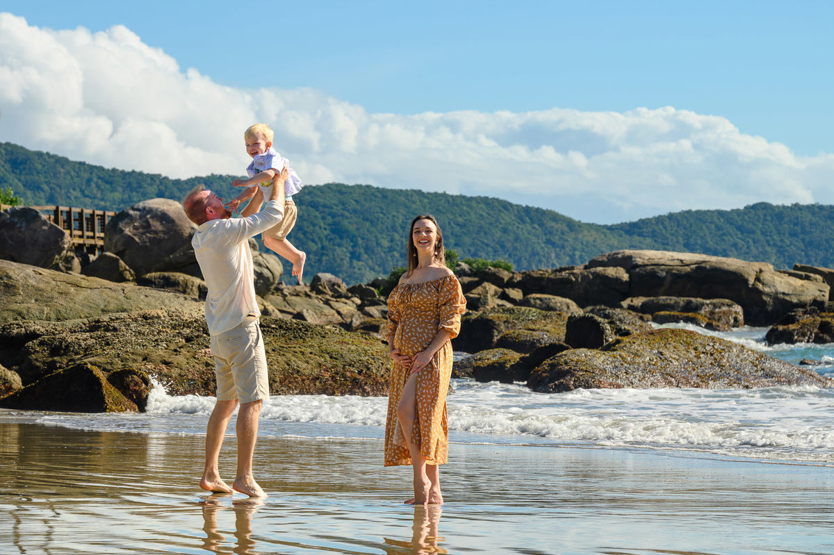 Ensaio gestante em Bombinhas SC com casal e filho mais velho na praia