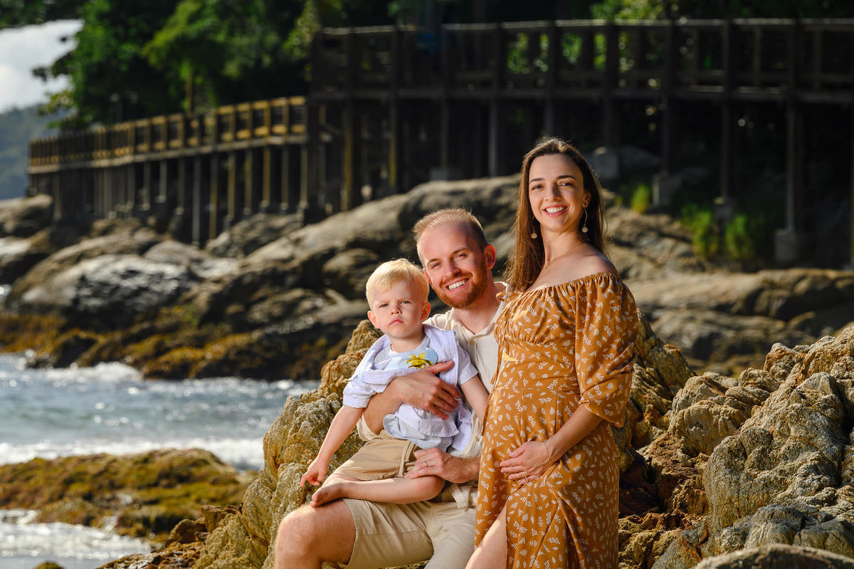 Ensaio gestante em Santa Catarina com luz natural e cenário de mar