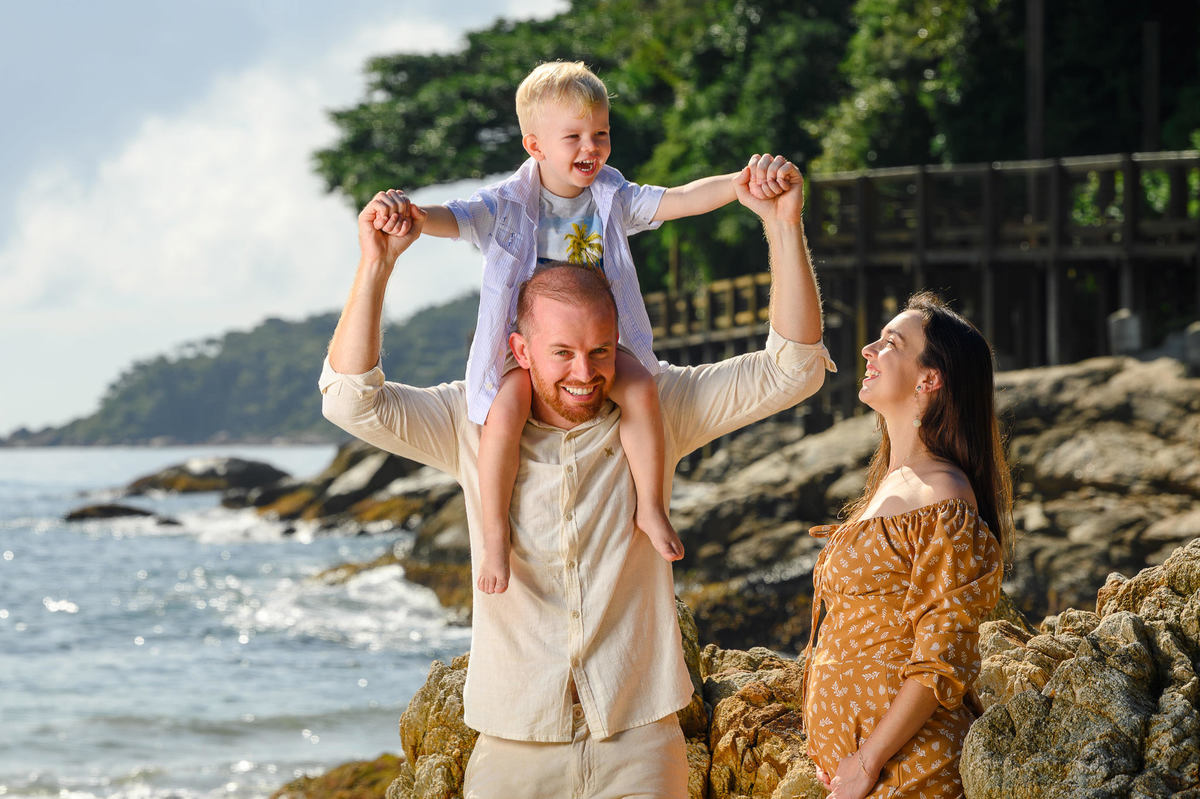 Ensaio gestante em Santa Catarina com luz natural e cenário de mar