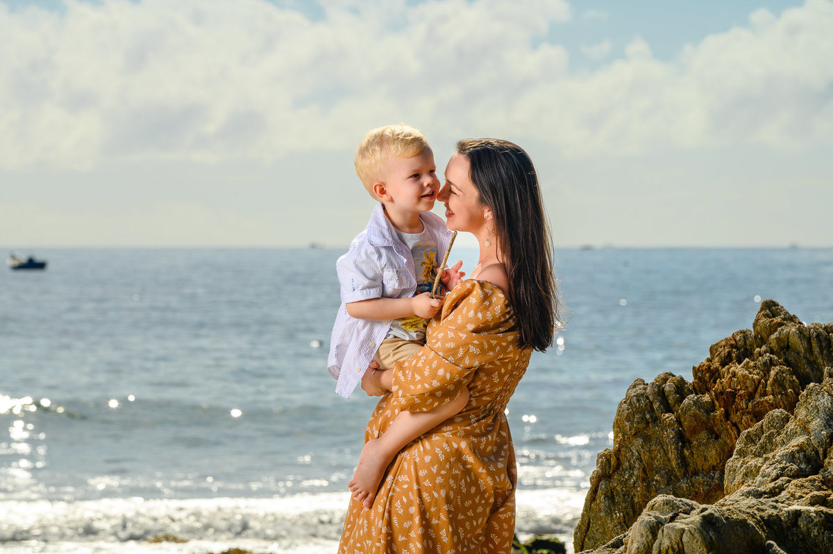 Ensaio gestante em Santa Catarina com luz natural e cenário de mar
