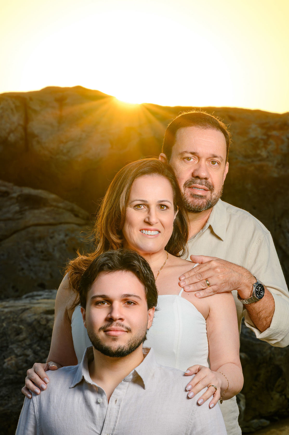 Retrato em família com luz do amanhecer na Praia do Estaleirinho em Balneário Camboriú Santa Catarina
