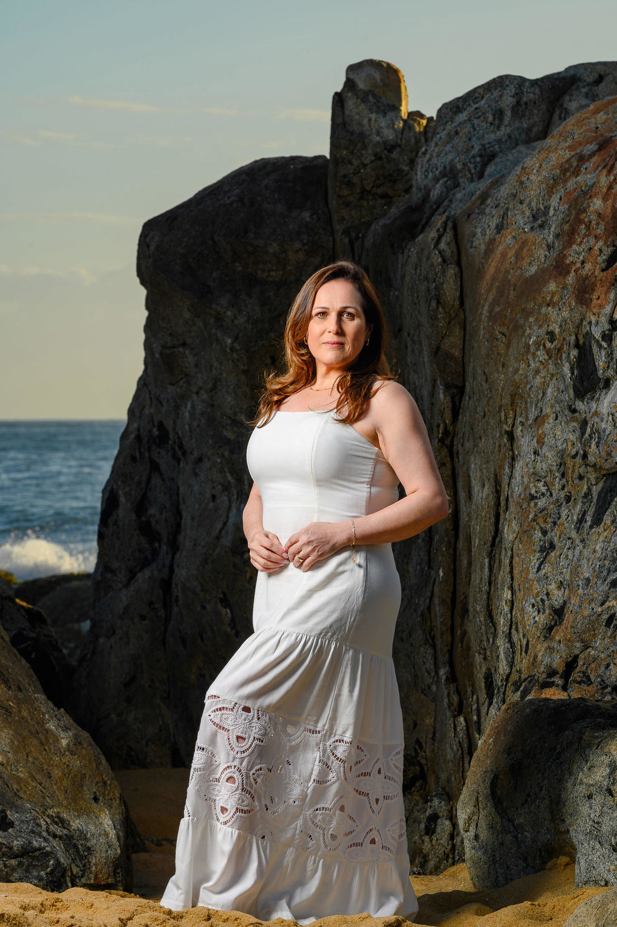 Retrato individual da mãe durante ensaio de família na Praia do Estaleirinho em Balneário Camboriú SC