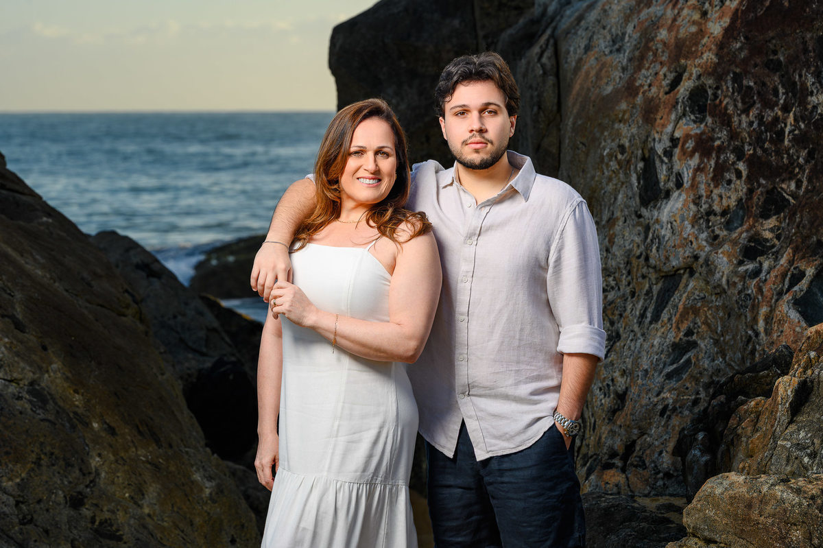 Retrato da mãe e do filho durante ensaio de família na Praia do Estaleirinho em Balneário Camboriú