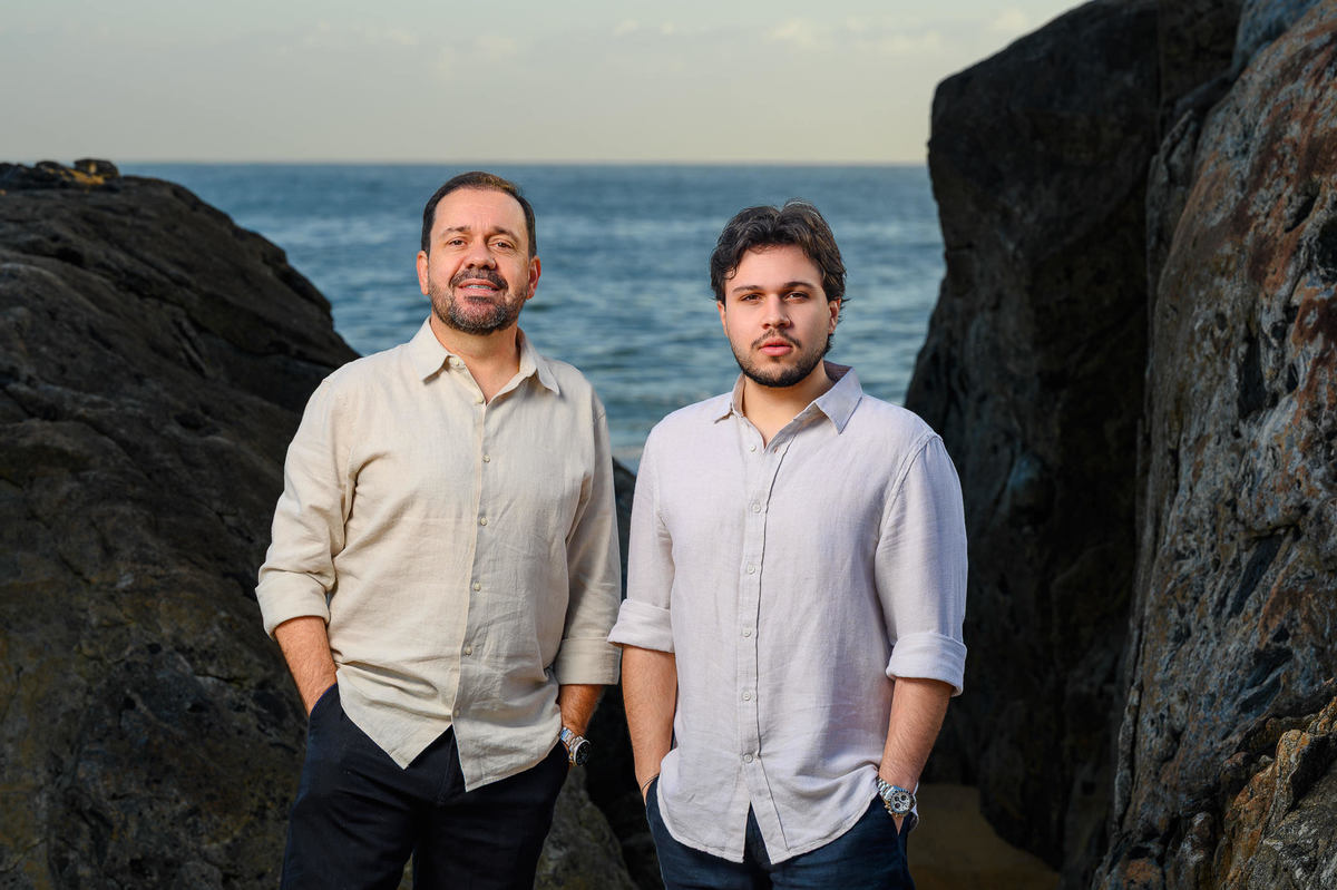Retrato do pai e do filho durante ensaio de família na Praia do Estaleirinho em Balneário Camboriú SC