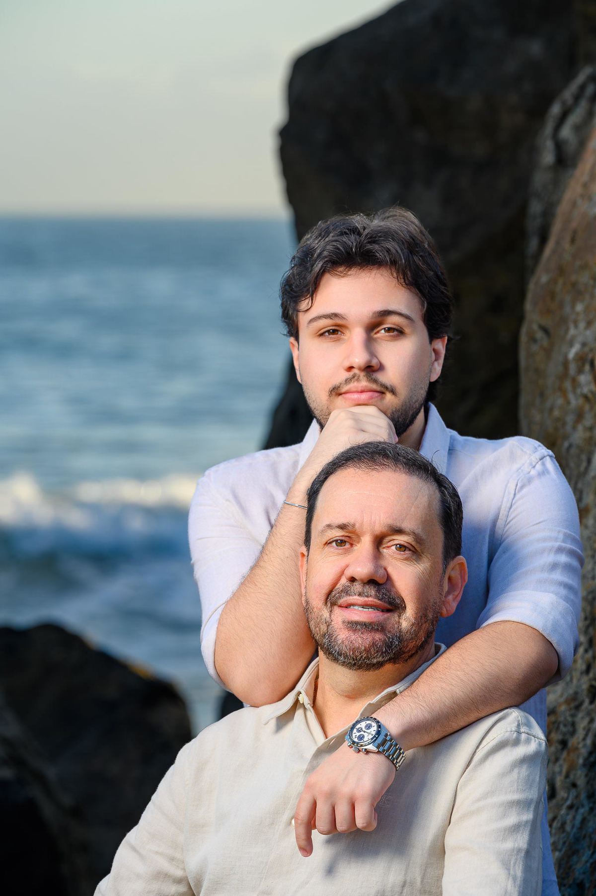 Retrato do pai e do filho durante ensaio de família na Praia do Estaleirinho em Balneário Camboriú SC