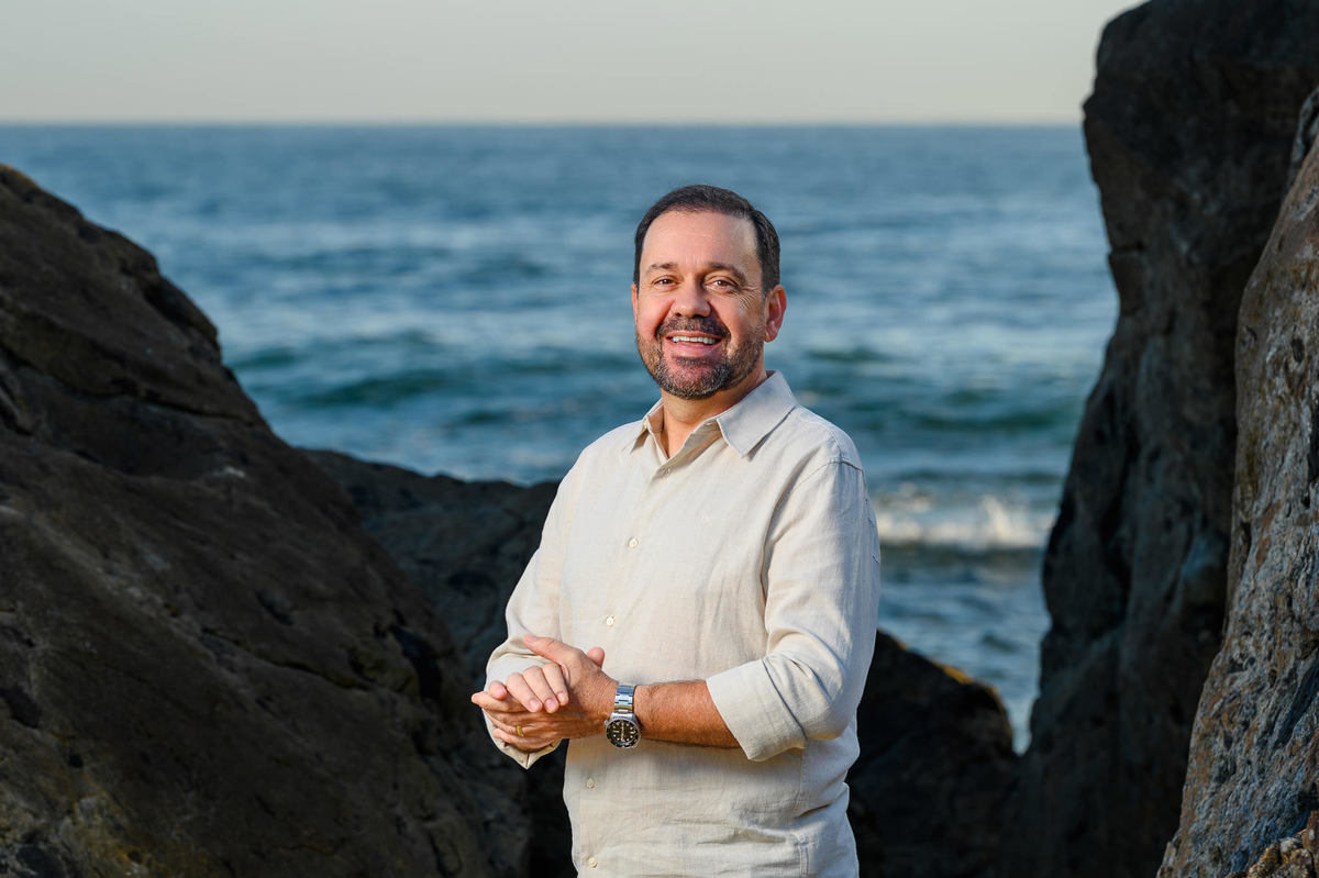 Retrato individual do pai durante ensaio de família na Praia do Estaleirinho em Balneário Camboriú