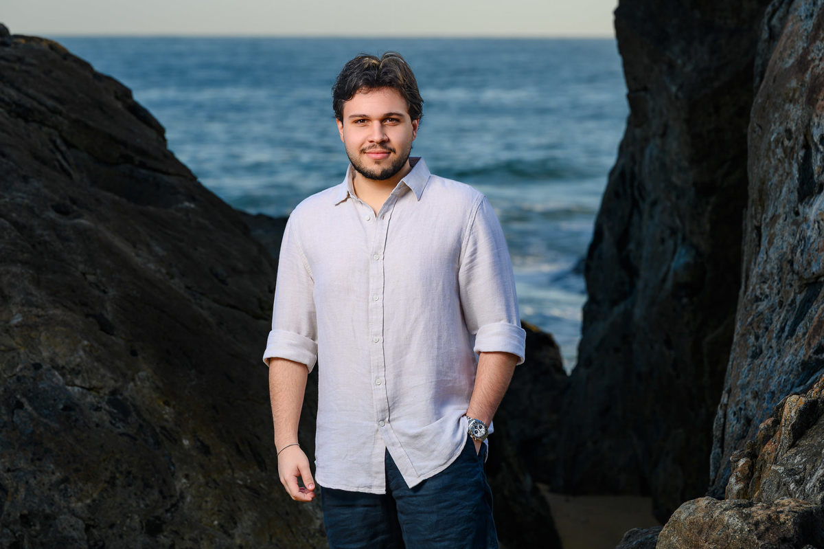Retrato individual do filho durante ensaio de família na Praia do Estaleirinho em Balneário Camboriú SC