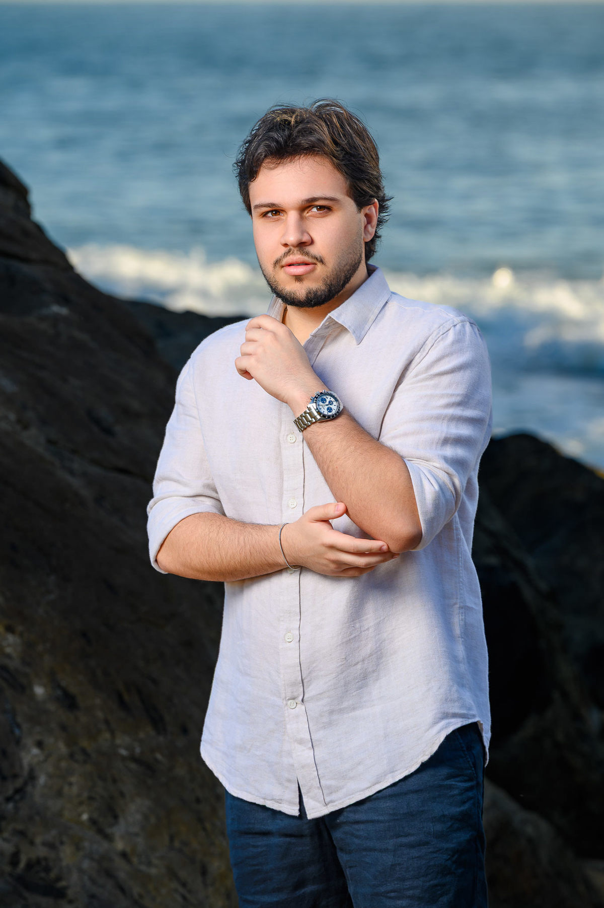 Retrato individual do filho durante ensaio de família na Praia do Estaleirinho em Balneário Camboriú SC