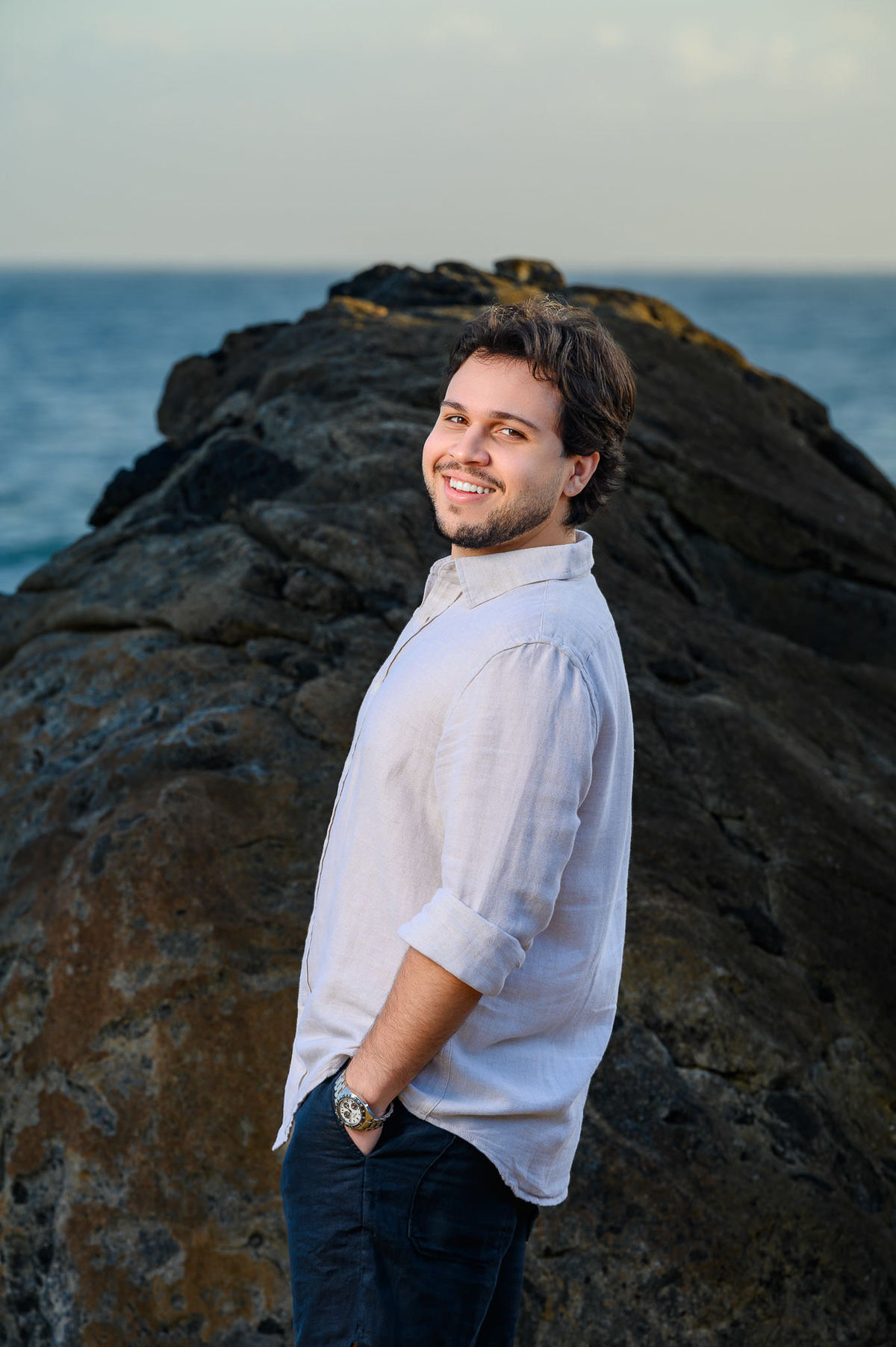 Retrato individual do filho durante ensaio de família na Praia do Estaleirinho em Balneário Camboriú SC