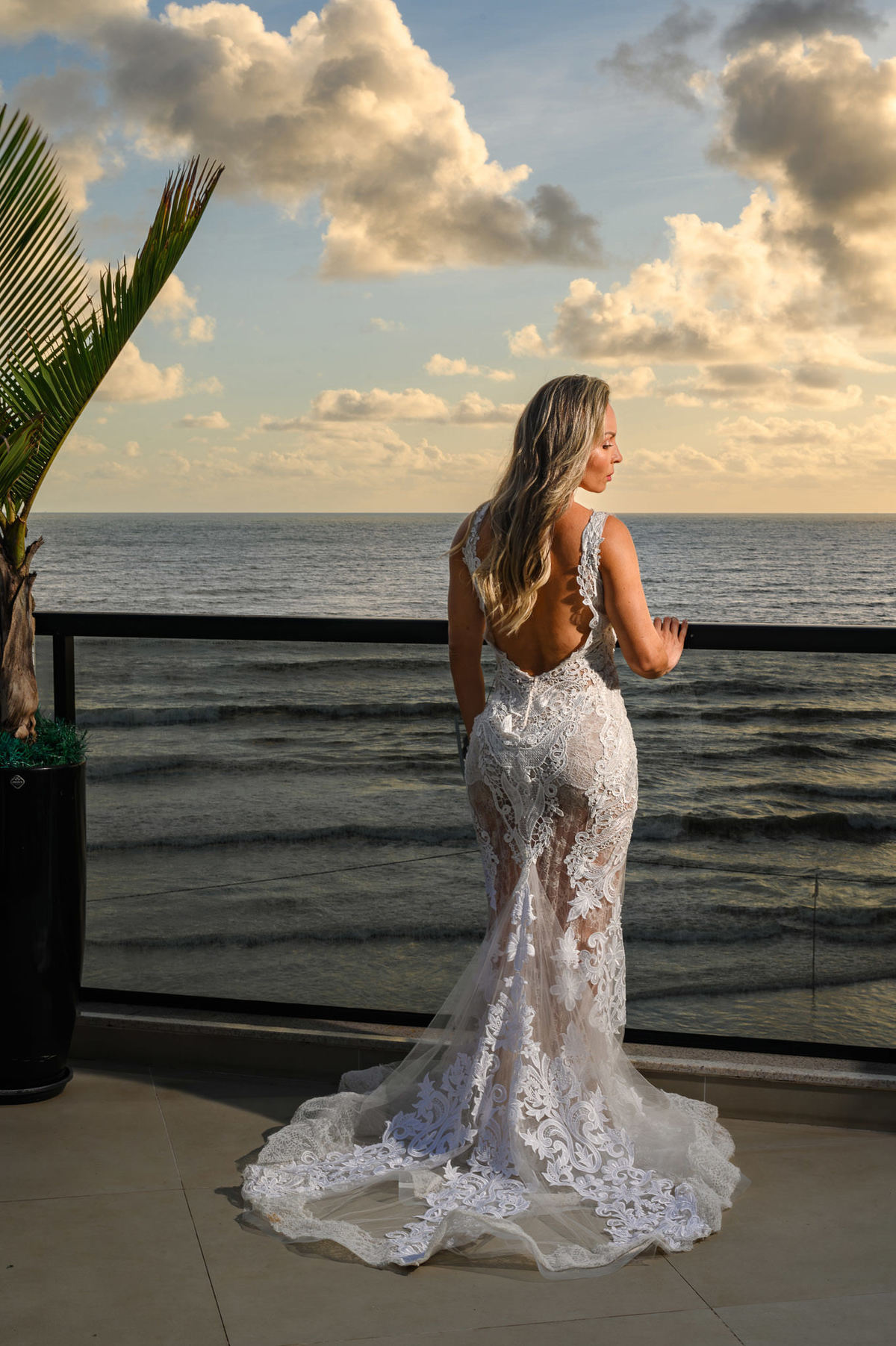 Casal em ensaio pré-wedding em cobertura frente mar em Itapema com vista para o mar e luz do nascer do sol