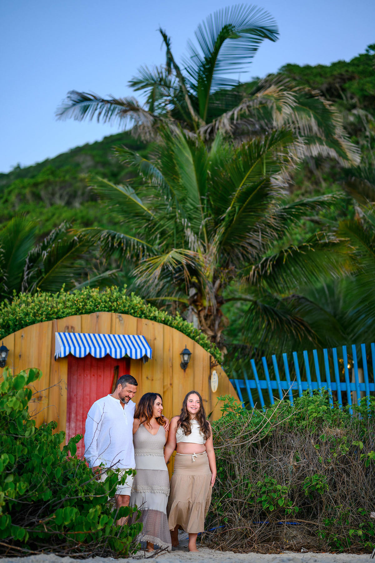 Fotografia de família na praia em Bombinhas Santa Catarina