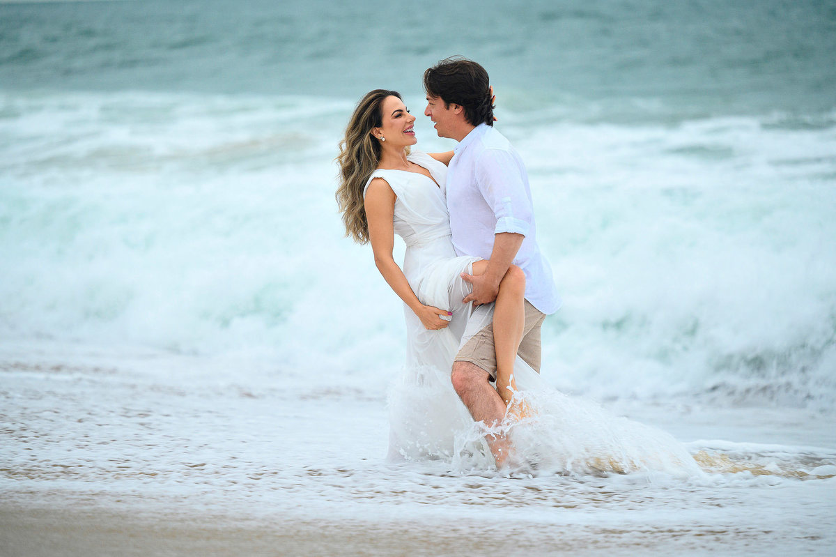 Foto espontânea do casal durante ensaio pré-wedding na praia do Estaleirinho em Balneário Camboriú