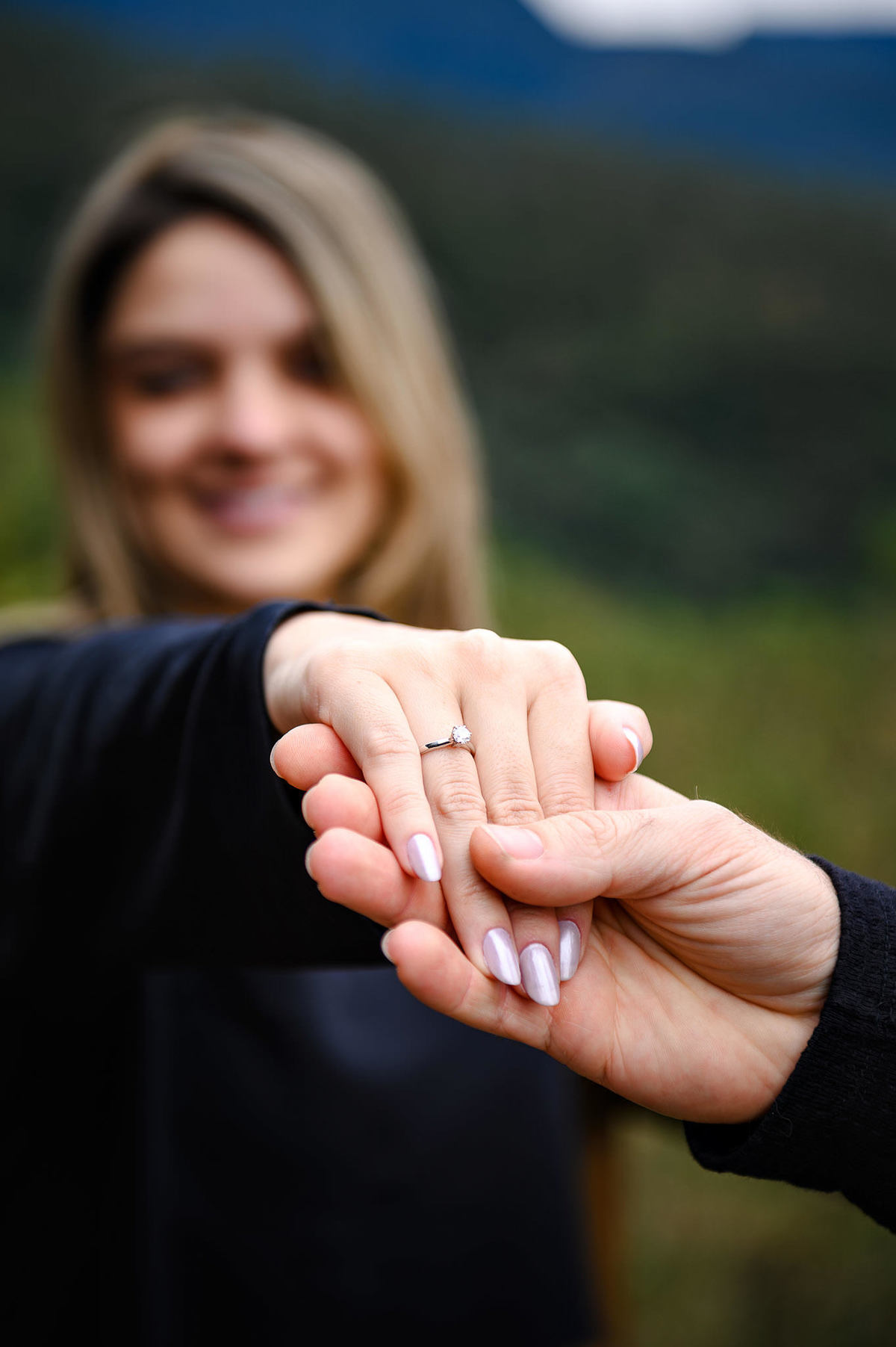 Close da aliança em pedido de casamento na serra catarinense
